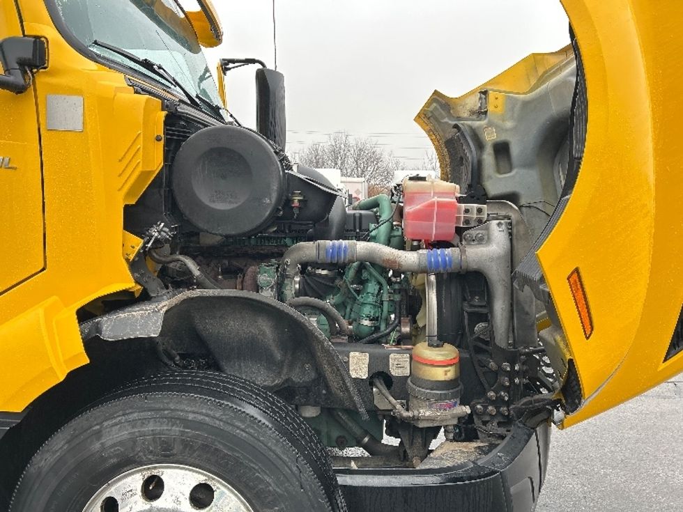 Day Cab Tractor-Heavy Duty Tractors-Volvo-2019-VNL64T300-London-ON-459,056\n\t\tkm-$ 59,750 - Image 15