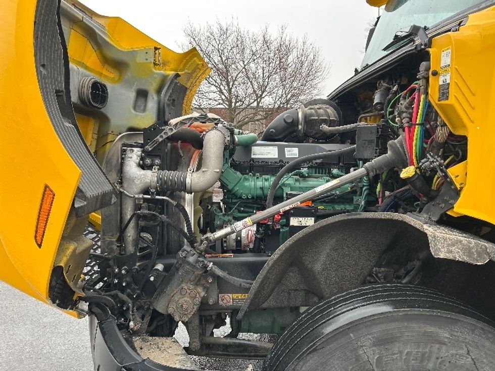 Day Cab Tractor-Heavy Duty Tractors-Volvo-2019-VNL64T300-London-ON-459,056\n\t\tkm-$ 59,750 - Image 16