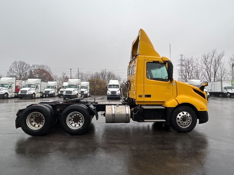 Day Cab Tractor-Heavy Duty Tractors-Volvo-2019-VNL64T300-London-ON-459,056\n\t\tkm-$ 59,750 - Image 8