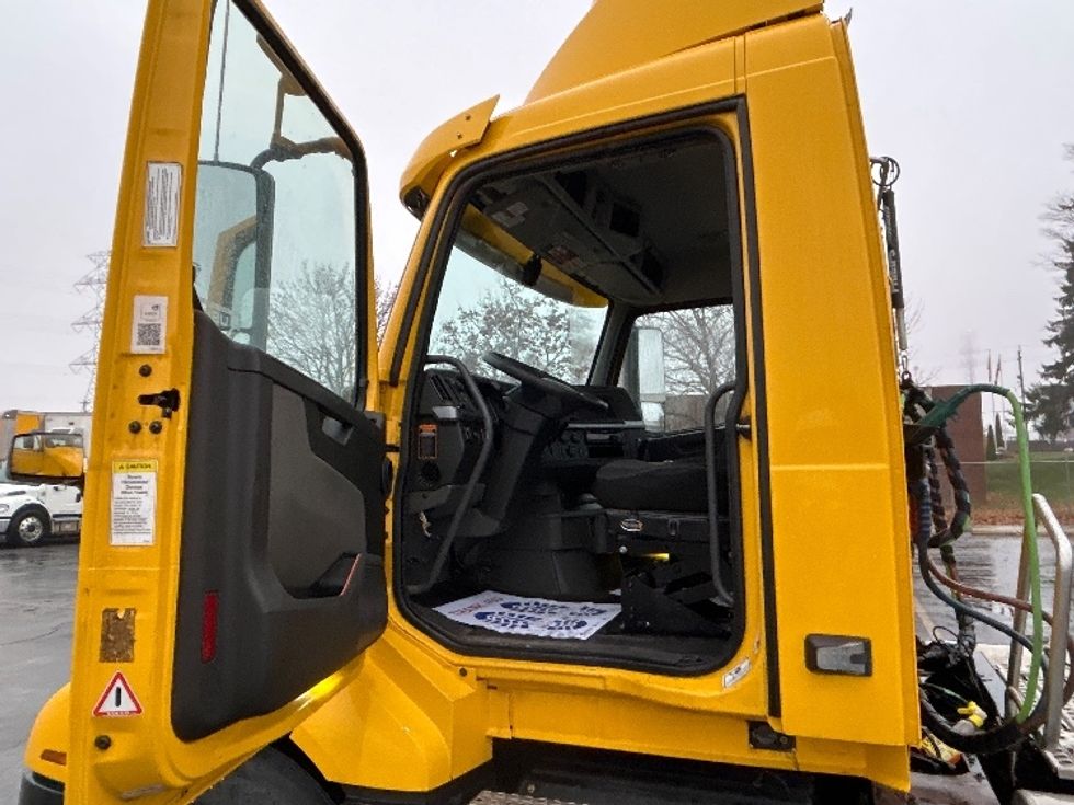 Day Cab Tractor-Heavy Duty Tractors-Volvo-2019-VNL64T300-London-ON-459,056\n\t\tkm-$ 59,750 - Image 9