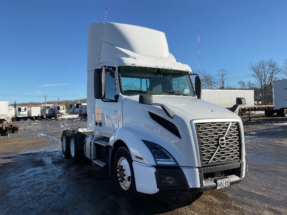 Day Cab Tractor-Heavy Duty Tractors-Volvo-2019-VNL64T300-Londonderry-NH-262,411\n\t\tmiles-$ 43,000 - Image 1