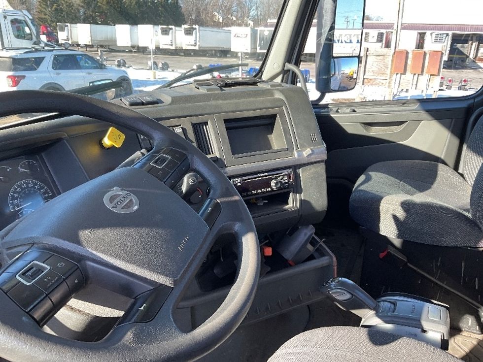 Day Cab Tractor-Heavy Duty Tractors-Volvo-2019-VNL64T300-Londonderry-NH-262,411\n\t\tmiles-$ 43,000 - Image 10