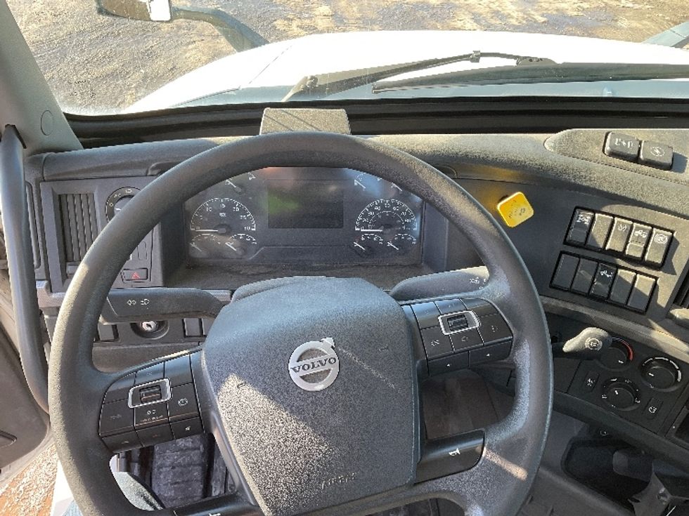 Day Cab Tractor-Heavy Duty Tractors-Volvo-2019-VNL64T300-Londonderry-NH-262,411\n\t\tmiles-$ 43,000 - Image 11