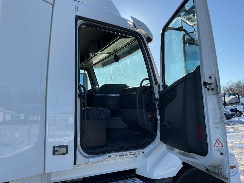 Day Cab Tractor-Heavy Duty Tractors-Volvo-2019-VNL64T300-Londonderry-NH-262,411\n\t\tmiles-$ 43,000 - Image 12