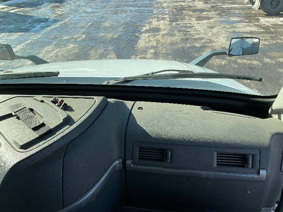Day Cab Tractor-Heavy Duty Tractors-Volvo-2019-VNL64T300-Londonderry-NH-262,411\n\t\tmiles-$ 43,000 - Image 13