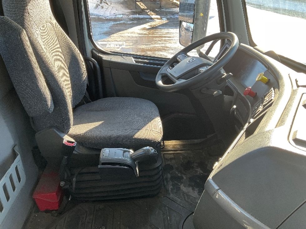 Day Cab Tractor-Heavy Duty Tractors-Volvo-2019-VNL64T300-Londonderry-NH-262,411\n\t\tmiles-$ 43,000 - Image 14