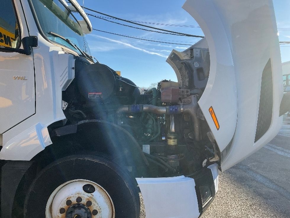 Day Cab Tractor-Heavy Duty Tractors-Volvo-2019-VNL64T300-Londonderry-NH-262,411\n\t\tmiles-$ 43,000 - Image 15