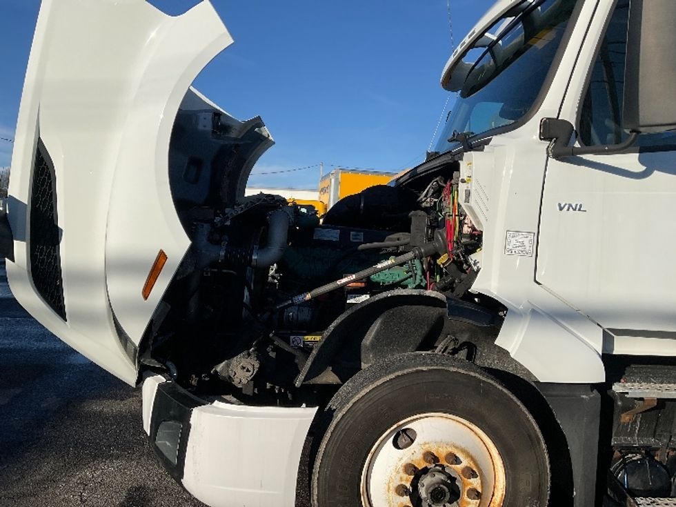 Day Cab Tractor-Heavy Duty Tractors-Volvo-2019-VNL64T300-Londonderry-NH-262,411\n\t\tmiles-$ 43,000 - Image 16