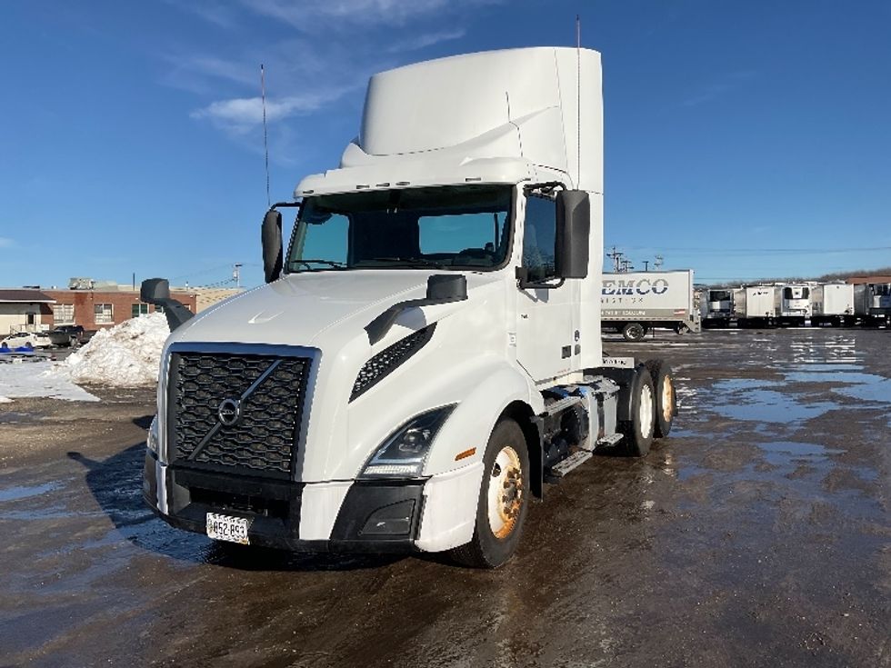 Day Cab Tractor-Heavy Duty Tractors-Volvo-2019-VNL64T300-Londonderry-NH-262,411\n\t\tmiles-$ 43,000 - Image 3