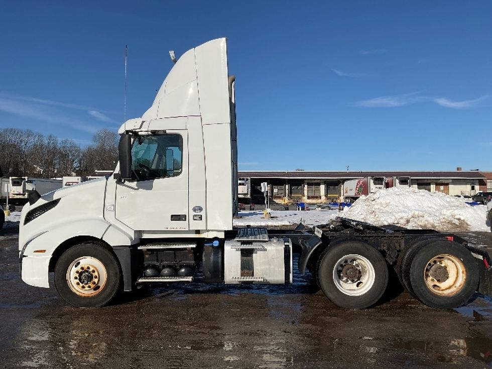 Day Cab Tractor-Heavy Duty Tractors-Volvo-2019-VNL64T300-Londonderry-NH-262,411\n\t\tmiles-$ 43,000 - Image 4