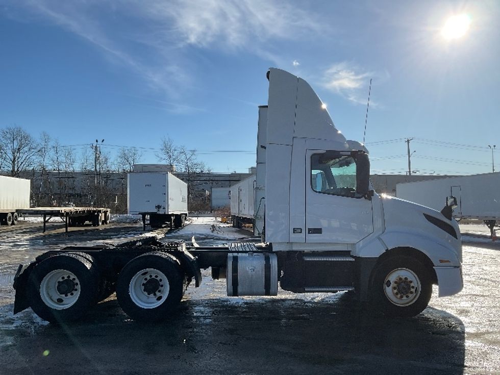 Day Cab Tractor-Heavy Duty Tractors-Volvo-2019-VNL64T300-Londonderry-NH-262,411\n\t\tmiles-$ 43,000 - Image 8