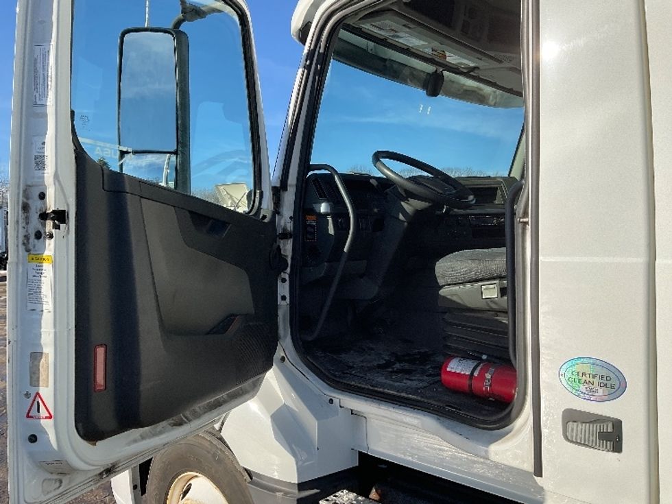 Day Cab Tractor-Heavy Duty Tractors-Volvo-2019-VNL64T300-Londonderry-NH-262,411\n\t\tmiles-$ 43,000 - Image 9