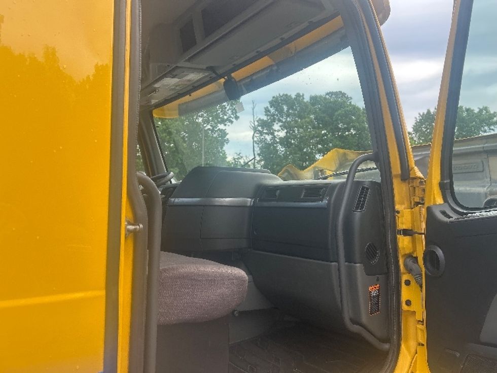 Day Cab Tractor-Heavy Duty Tractors-Volvo-2019-VNL64T300-Mebane-NC-235,525\n\t\tmiles-$ 50,250 - Image 12