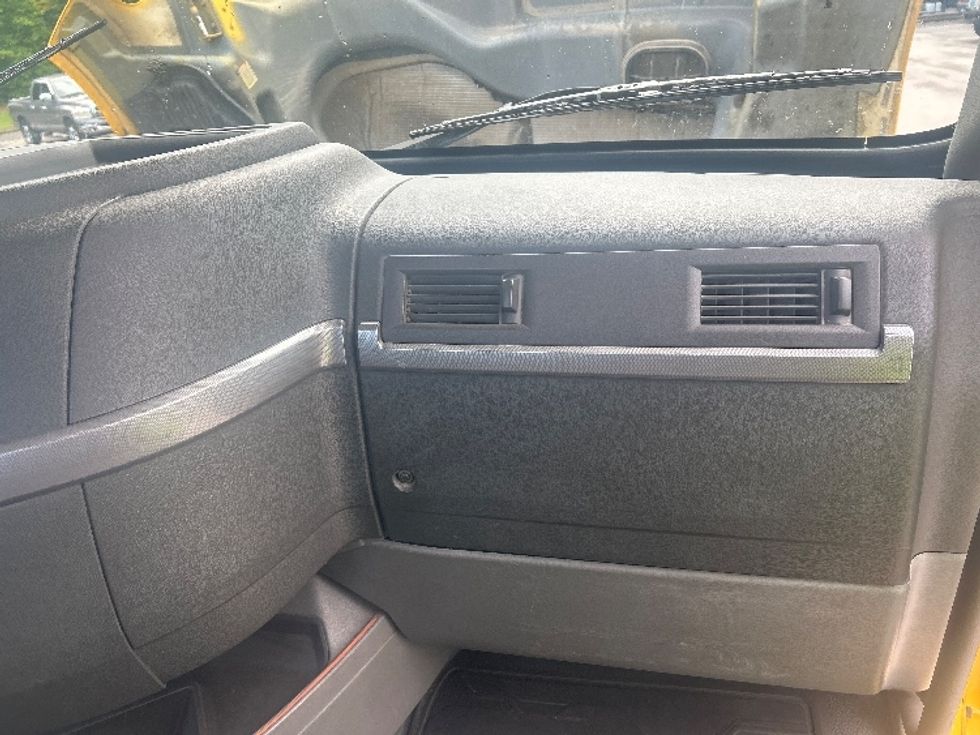 Day Cab Tractor-Heavy Duty Tractors-Volvo-2019-VNL64T300-Mebane-NC-235,525\n\t\tmiles-$ 50,250 - Image 13