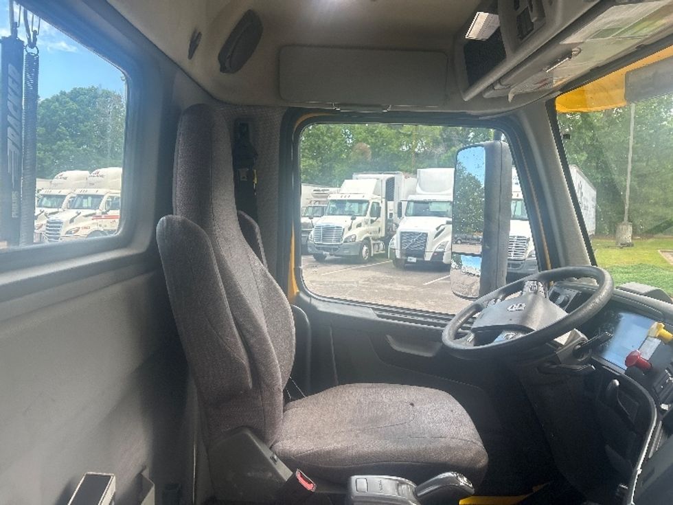 Day Cab Tractor-Heavy Duty Tractors-Volvo-2019-VNL64T300-Mebane-NC-235,525\n\t\tmiles-$ 50,250 - Image 14