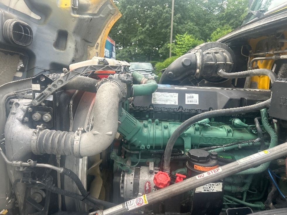 Day Cab Tractor-Heavy Duty Tractors-Volvo-2019-VNL64T300-Mebane-NC-235,525\n\t\tmiles-$ 50,250 - Image 16