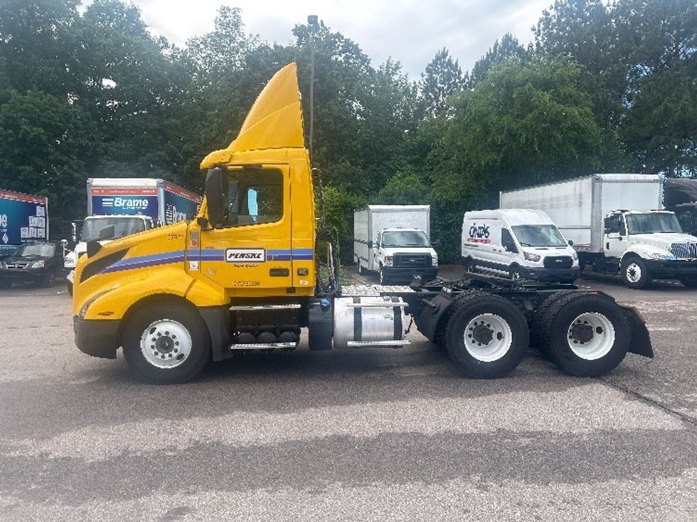 Day Cab Tractor-Heavy Duty Tractors-Volvo-2019-VNL64T300-Mebane-NC-235,525\n\t\tmiles-$ 50,250 - Image 4