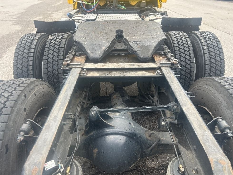 Day Cab Tractor-Heavy Duty Tractors-Volvo-2019-VNL64T300-Mebane-NC-235,525\n\t\tmiles-$ 50,250 - Image 6