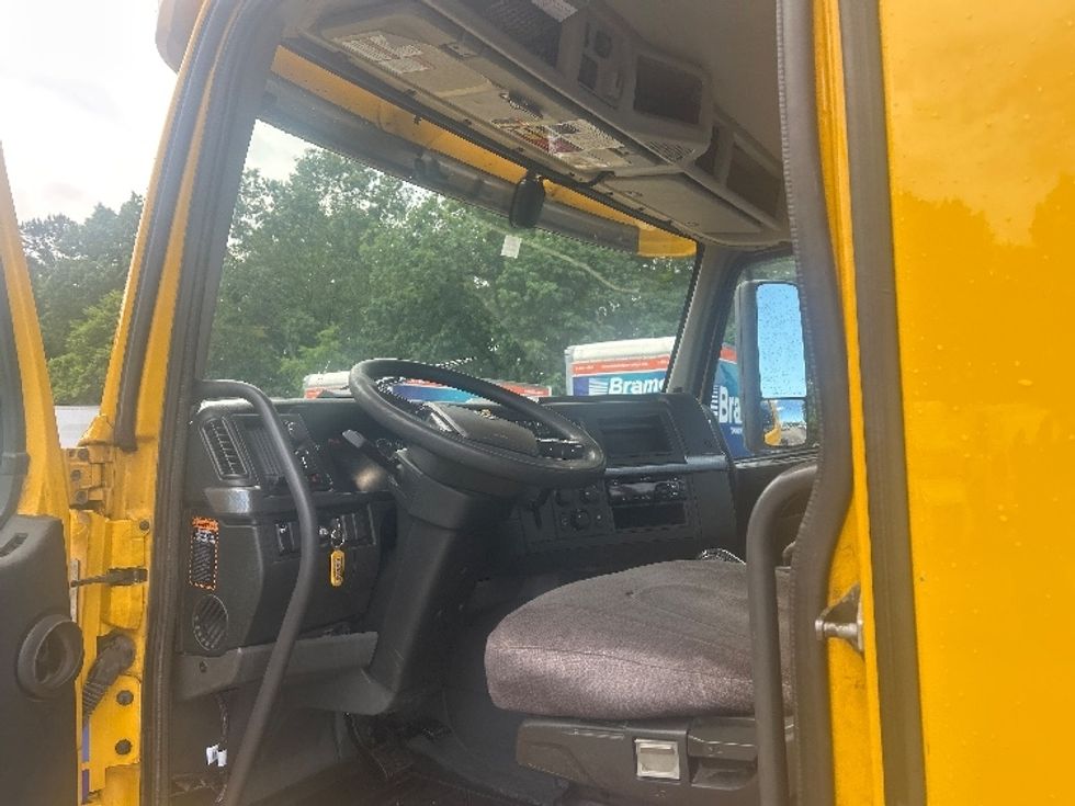 Day Cab Tractor-Heavy Duty Tractors-Volvo-2019-VNL64T300-Mebane-NC-235,525\n\t\tmiles-$ 50,250 - Image 9