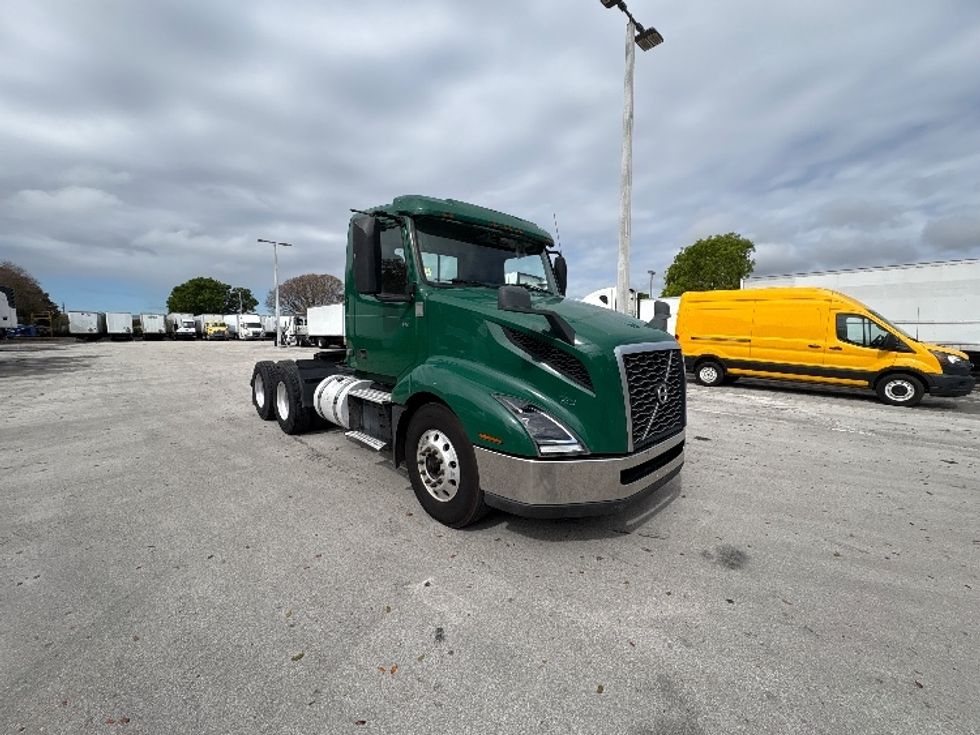 Day Cab Tractor-Heavy Duty Tractors-Volvo-2019-VNL64T300-Medley-FL-263,029\n\t\tmiles-$ 43,750 - Image 1