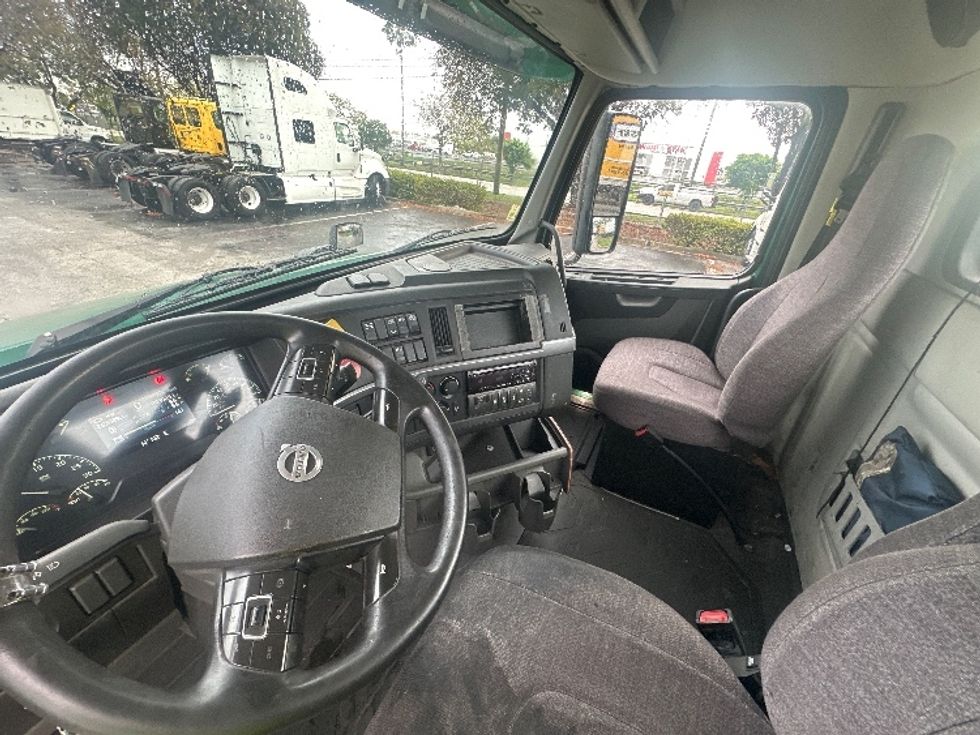Day Cab Tractor-Heavy Duty Tractors-Volvo-2019-VNL64T300-Medley-FL-263,029\n\t\tmiles-$ 43,750 - Image 10