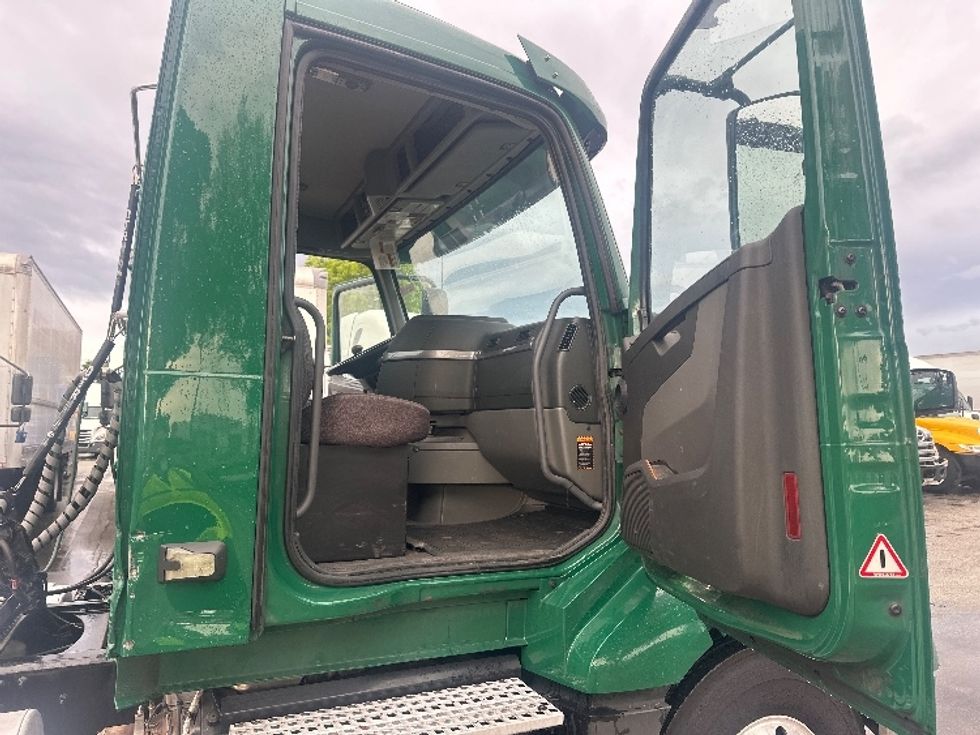 Day Cab Tractor-Heavy Duty Tractors-Volvo-2019-VNL64T300-Medley-FL-263,029\n\t\tmiles-$ 43,750 - Image 12