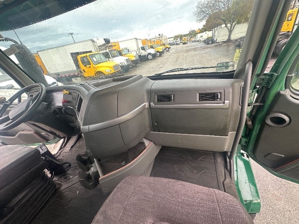 Day Cab Tractor-Heavy Duty Tractors-Volvo-2019-VNL64T300-Medley-FL-263,029\n\t\tmiles-$ 43,750 - Image 13