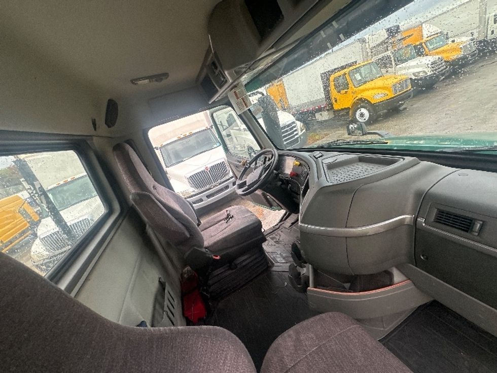 Day Cab Tractor-Heavy Duty Tractors-Volvo-2019-VNL64T300-Medley-FL-263,029\n\t\tmiles-$ 43,750 - Image 14