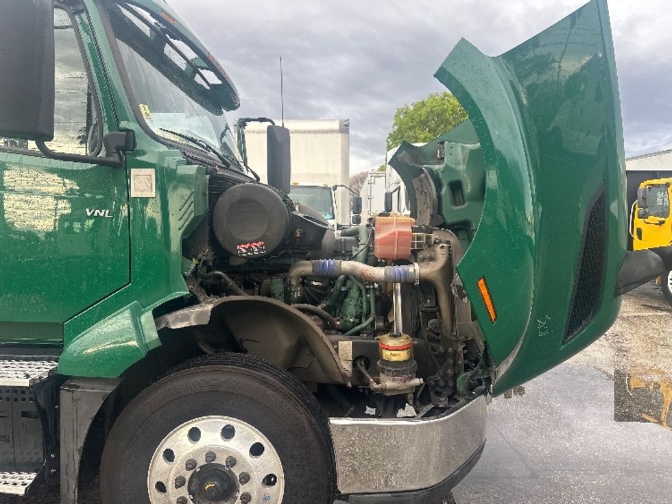 Day Cab Tractor-Heavy Duty Tractors-Volvo-2019-VNL64T300-Medley-FL-263,029\n\t\tmiles-$ 43,750 - Image 15