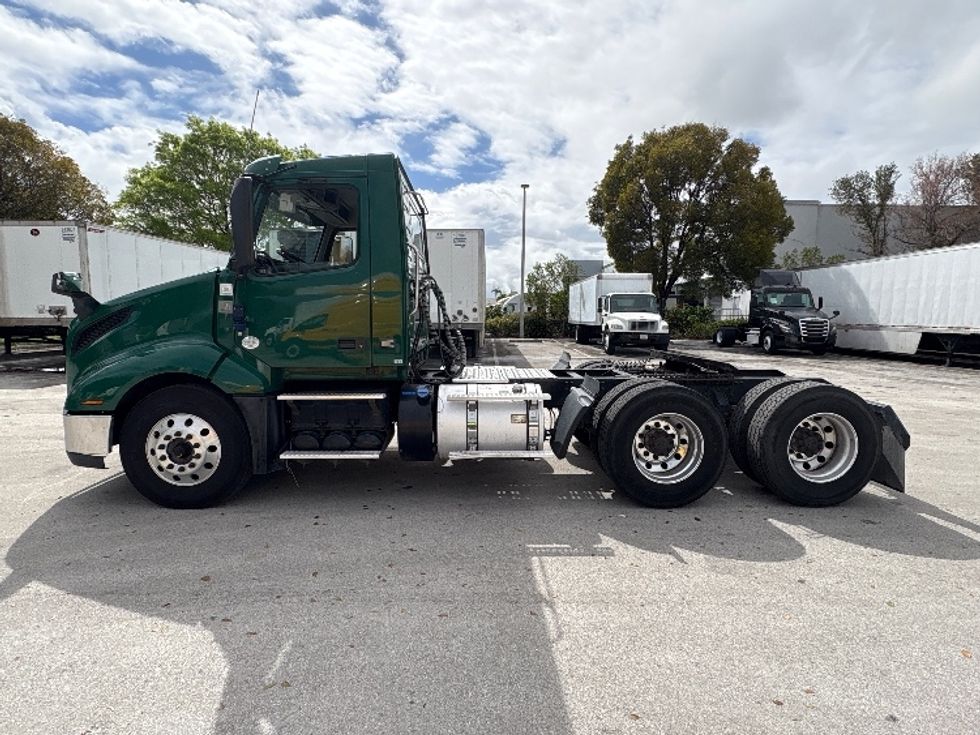 Day Cab Tractor-Heavy Duty Tractors-Volvo-2019-VNL64T300-Medley-FL-263,029\n\t\tmiles-$ 43,750 - Image 4