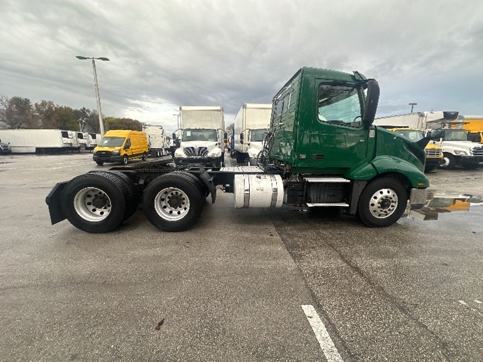 Day Cab Tractor-Heavy Duty Tractors-Volvo-2019-VNL64T300-Medley-FL-263,029\n\t\tmiles-$ 43,750 - Image 8
