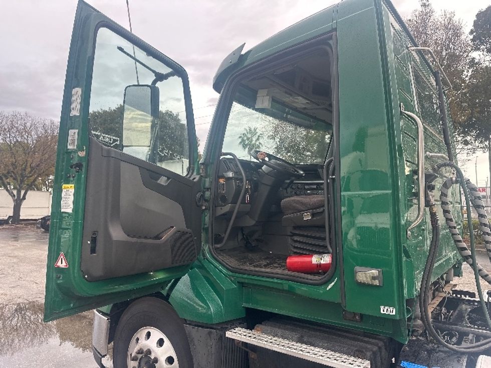 Day Cab Tractor-Heavy Duty Tractors-Volvo-2019-VNL64T300-Medley-FL-263,029\n\t\tmiles-$ 43,750 - Image 9