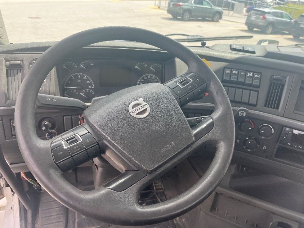 Day Cab Tractor-Heavy Duty Tractors-Volvo-2019-VNL64T300-Mississauga-ON-318,529\n\t\tkm-$ 67,500 - Image 11