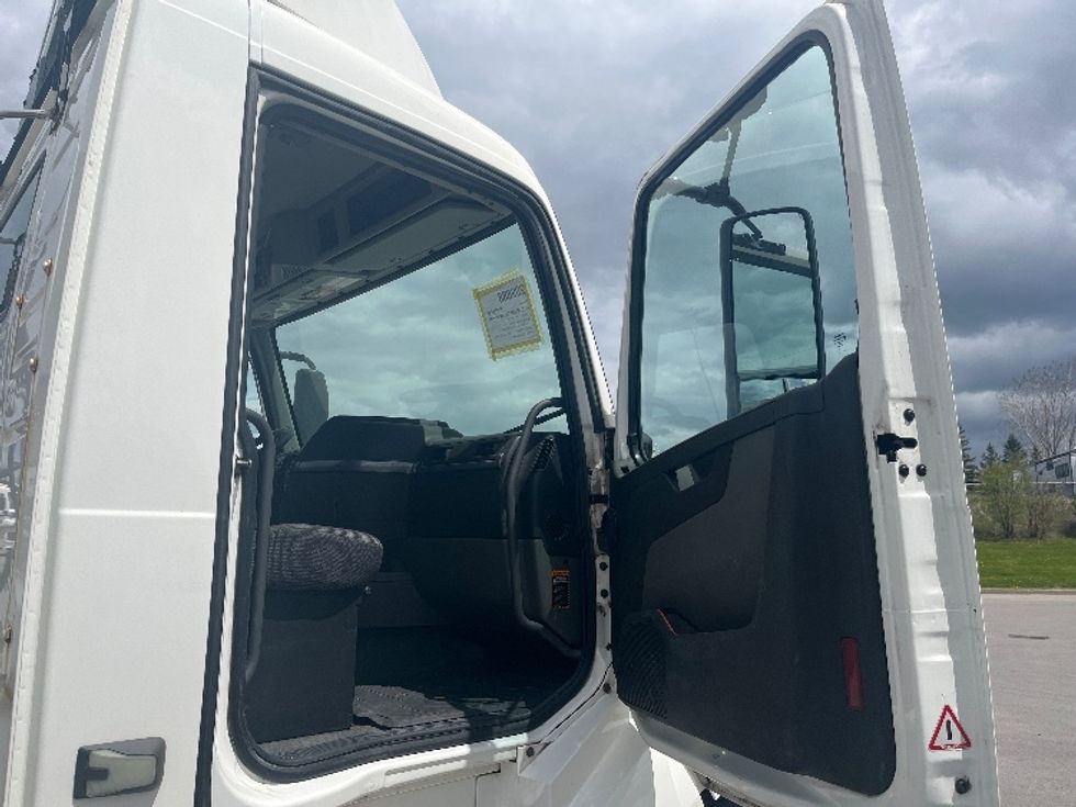 Day Cab Tractor-Heavy Duty Tractors-Volvo-2019-VNL64T300-Mississauga-ON-318,529\n\t\tkm-$ 67,500 - Image 12