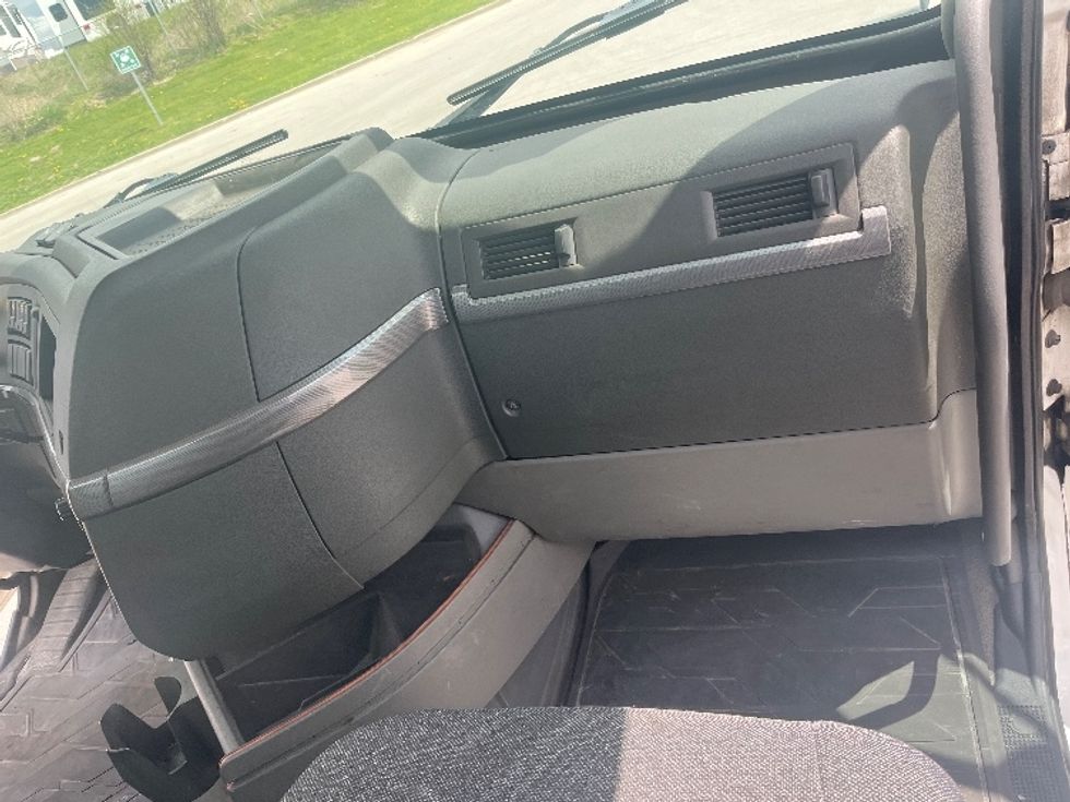 Day Cab Tractor-Heavy Duty Tractors-Volvo-2019-VNL64T300-Mississauga-ON-318,529\n\t\tkm-$ 67,500 - Image 13