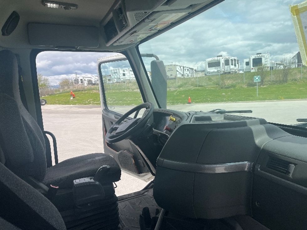 Day Cab Tractor-Heavy Duty Tractors-Volvo-2019-VNL64T300-Mississauga-ON-318,529\n\t\tkm-$ 67,500 - Image 14