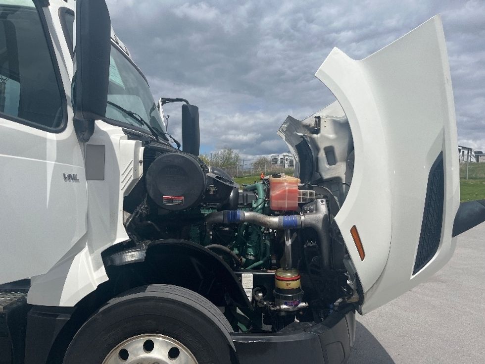 Day Cab Tractor-Heavy Duty Tractors-Volvo-2019-VNL64T300-Mississauga-ON-318,529\n\t\tkm-$ 67,500 - Image 15