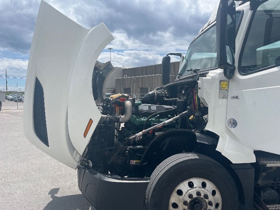 Day Cab Tractor-Heavy Duty Tractors-Volvo-2019-VNL64T300-Mississauga-ON-318,529\n\t\tkm-$ 67,500 - Image 16
