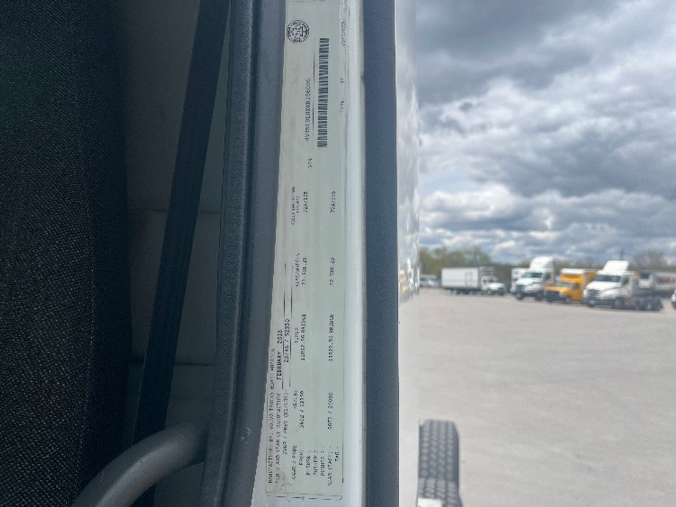 Day Cab Tractor-Heavy Duty Tractors-Volvo-2019-VNL64T300-Mississauga-ON-318,529\n\t\tkm-$ 67,500 - Image 17