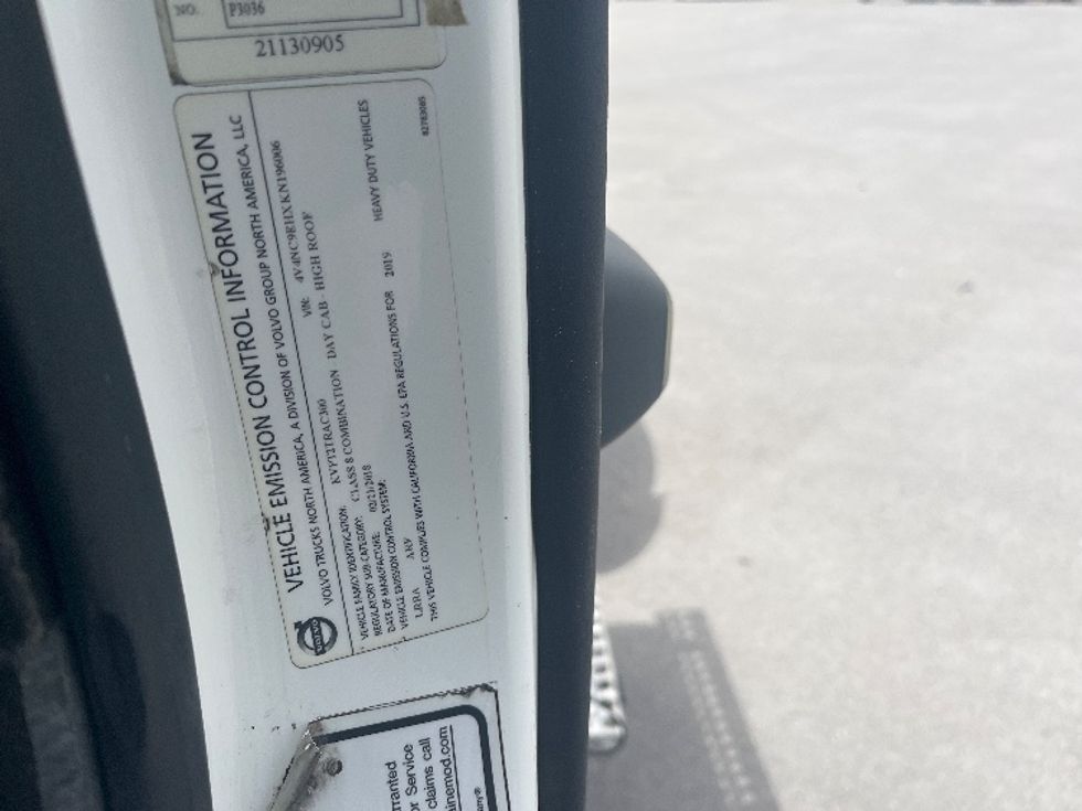 Day Cab Tractor-Heavy Duty Tractors-Volvo-2019-VNL64T300-Mississauga-ON-318,529\n\t\tkm-$ 67,500 - Image 18