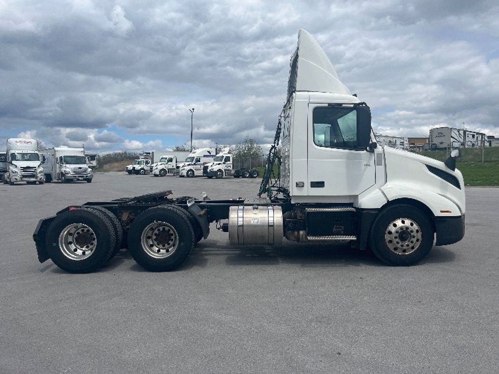 Day Cab Tractor-Heavy Duty Tractors-Volvo-2019-VNL64T300-Mississauga-ON-318,529\n\t\tkm-$ 67,500 - Image 8