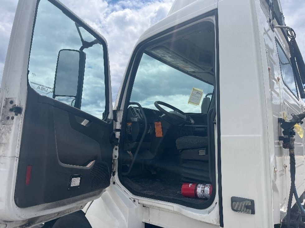 Day Cab Tractor-Heavy Duty Tractors-Volvo-2019-VNL64T300-Mississauga-ON-318,529\n\t\tkm-$ 67,500 - Image 9