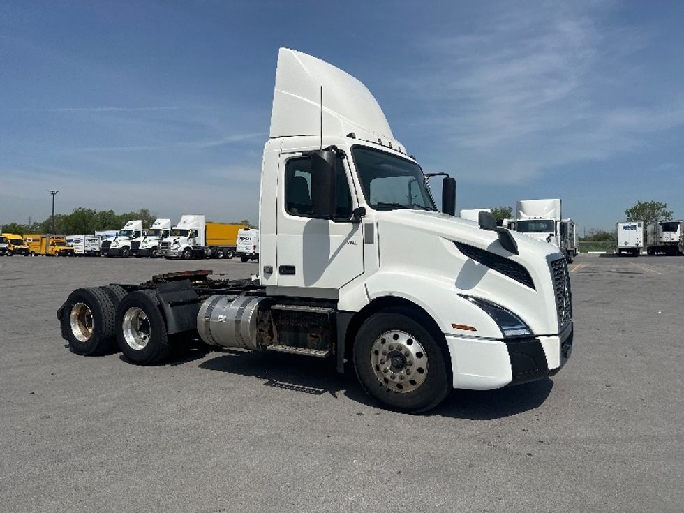 Day Cab Tractor-Heavy Duty Tractors-Volvo-2019-VNL64T300-Mississauga-ON-358,367\n\t\tkm-$ 69,000 - Image 1
