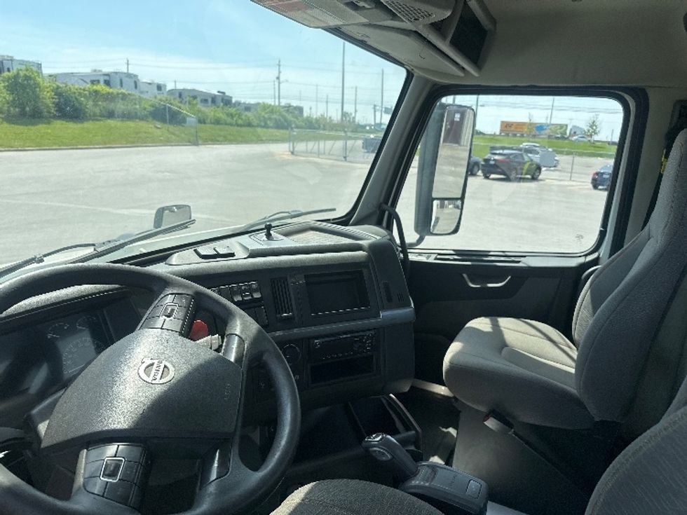 Day Cab Tractor-Heavy Duty Tractors-Volvo-2019-VNL64T300-Mississauga-ON-358,367\n\t\tkm-$ 69,000 - Image 10
