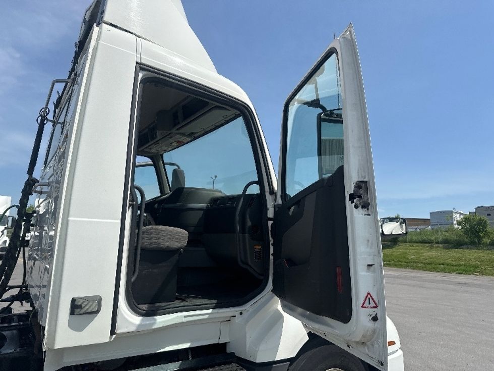 Day Cab Tractor-Heavy Duty Tractors-Volvo-2019-VNL64T300-Mississauga-ON-358,367\n\t\tkm-$ 69,000 - Image 12