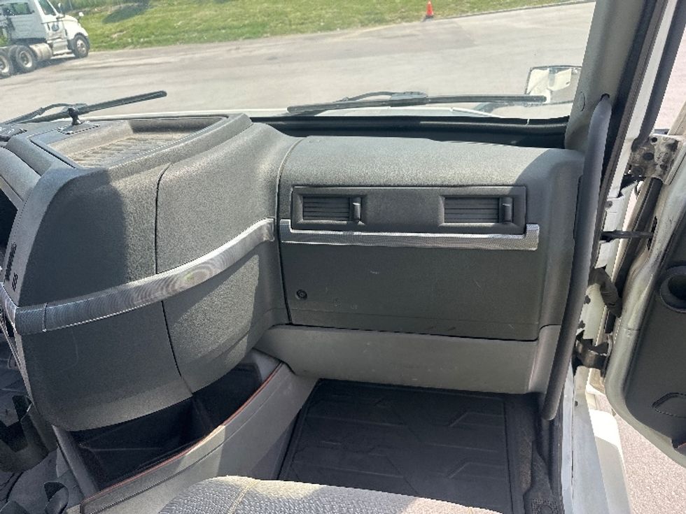 Day Cab Tractor-Heavy Duty Tractors-Volvo-2019-VNL64T300-Mississauga-ON-358,367\n\t\tkm-$ 69,000 - Image 13