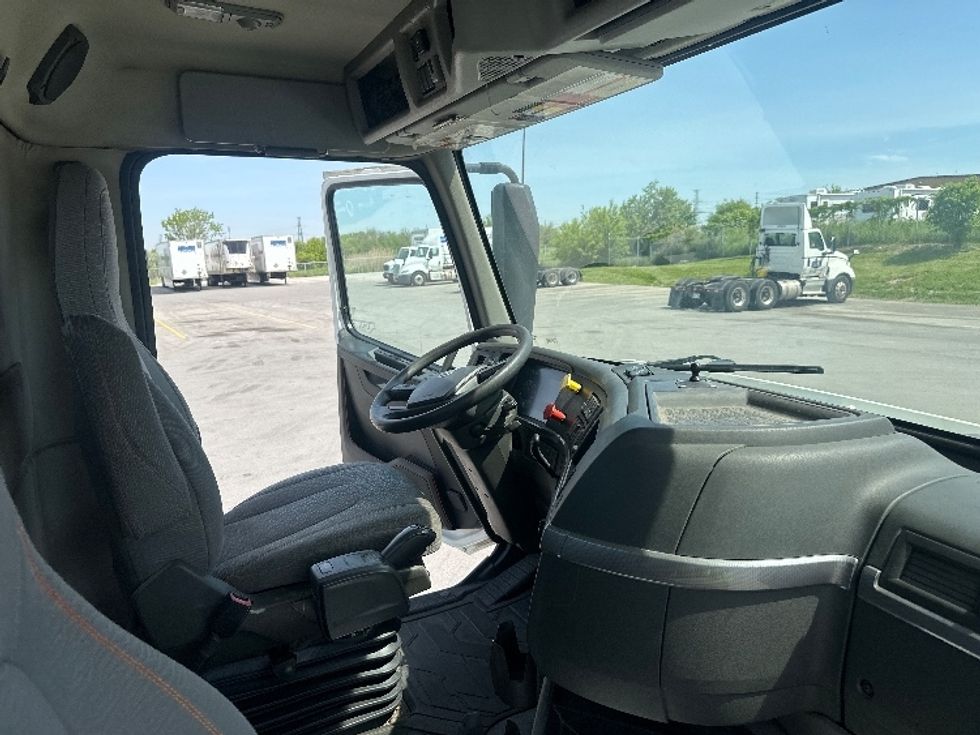 Day Cab Tractor-Heavy Duty Tractors-Volvo-2019-VNL64T300-Mississauga-ON-358,367\n\t\tkm-$ 69,000 - Image 14