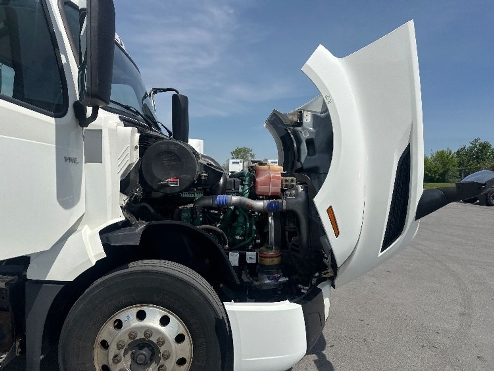 Day Cab Tractor-Heavy Duty Tractors-Volvo-2019-VNL64T300-Mississauga-ON-358,367\n\t\tkm-$ 69,000 - Image 15