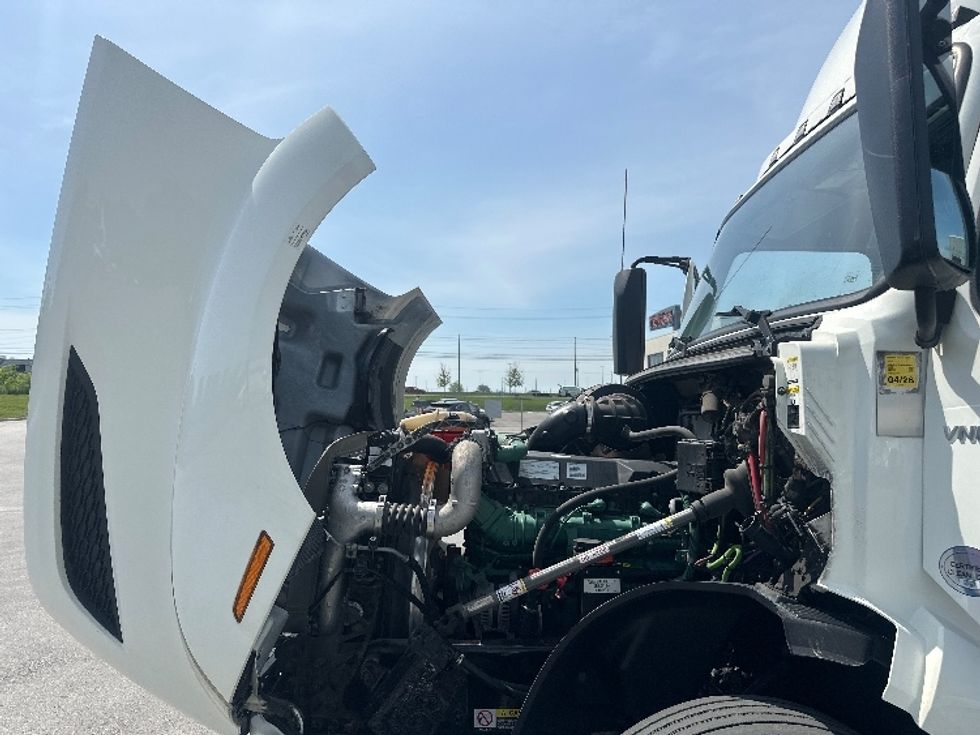 Day Cab Tractor-Heavy Duty Tractors-Volvo-2019-VNL64T300-Mississauga-ON-358,367\n\t\tkm-$ 69,000 - Image 16