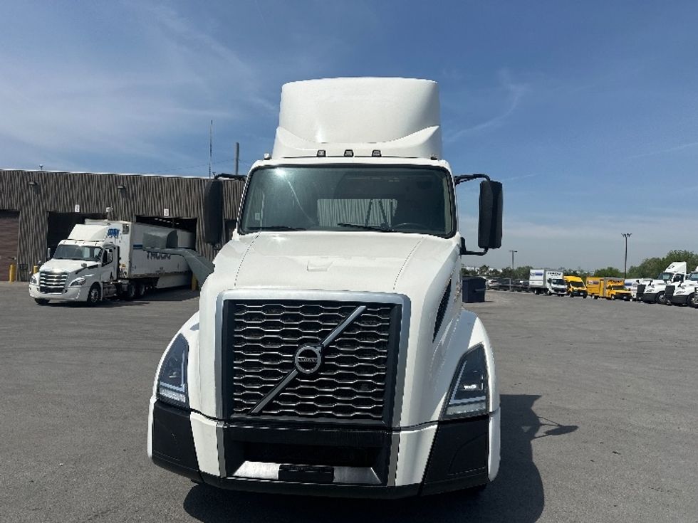 Day Cab Tractor-Heavy Duty Tractors-Volvo-2019-VNL64T300-Mississauga-ON-358,367\n\t\tkm-$ 69,000 - Image 2